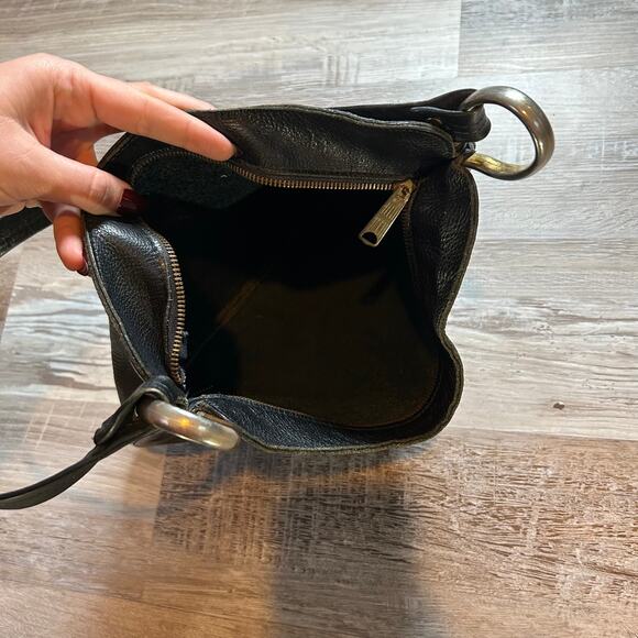 Vintage Black Leather Shoulder Bag w/ Chrome Ring Hardware Indie Sleaze 90s - Picture 8 of 8